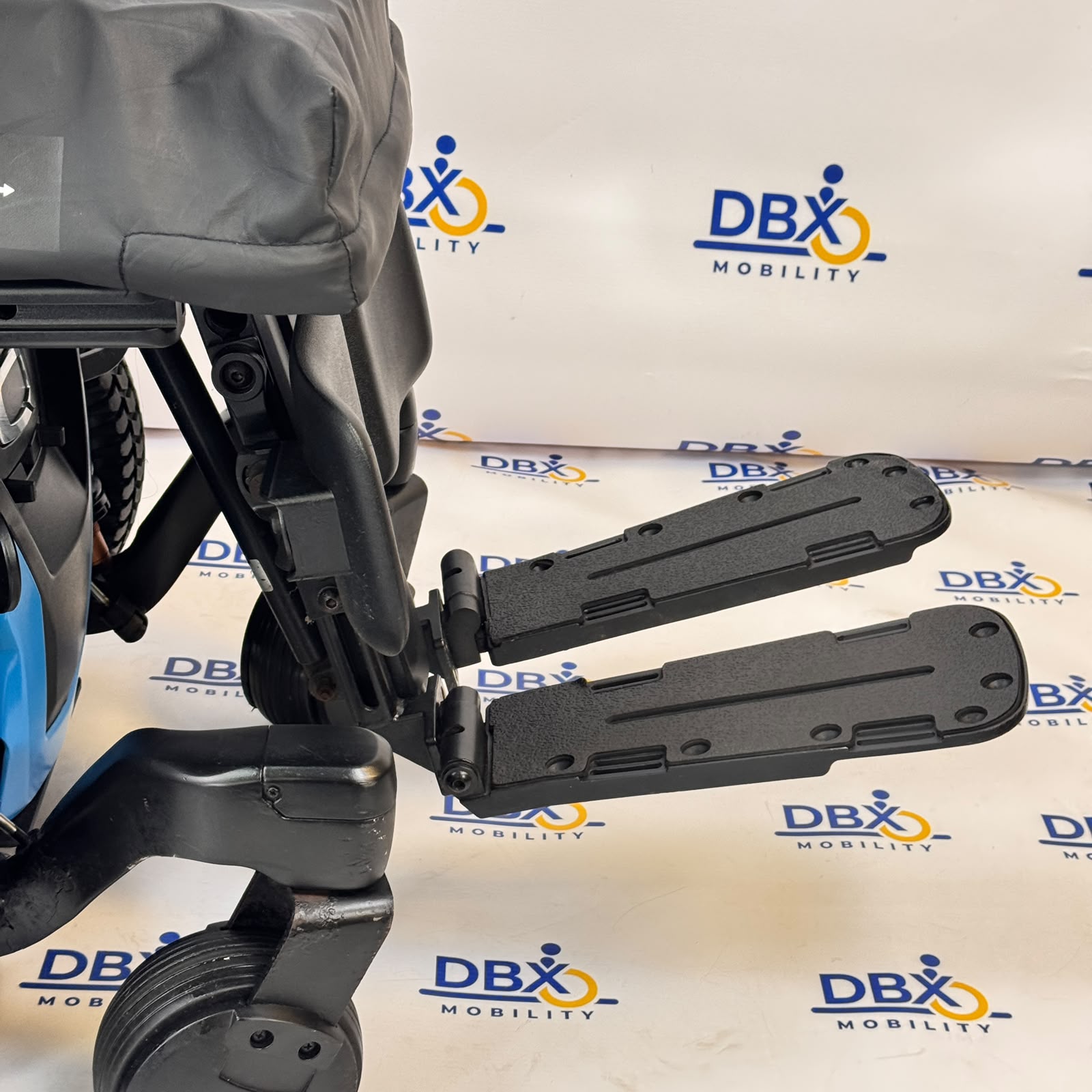 Quantum Edge 3 Stretto Power Chair | Refurbished, Narrow Mid-Wheel Drive, ROHO Cushion