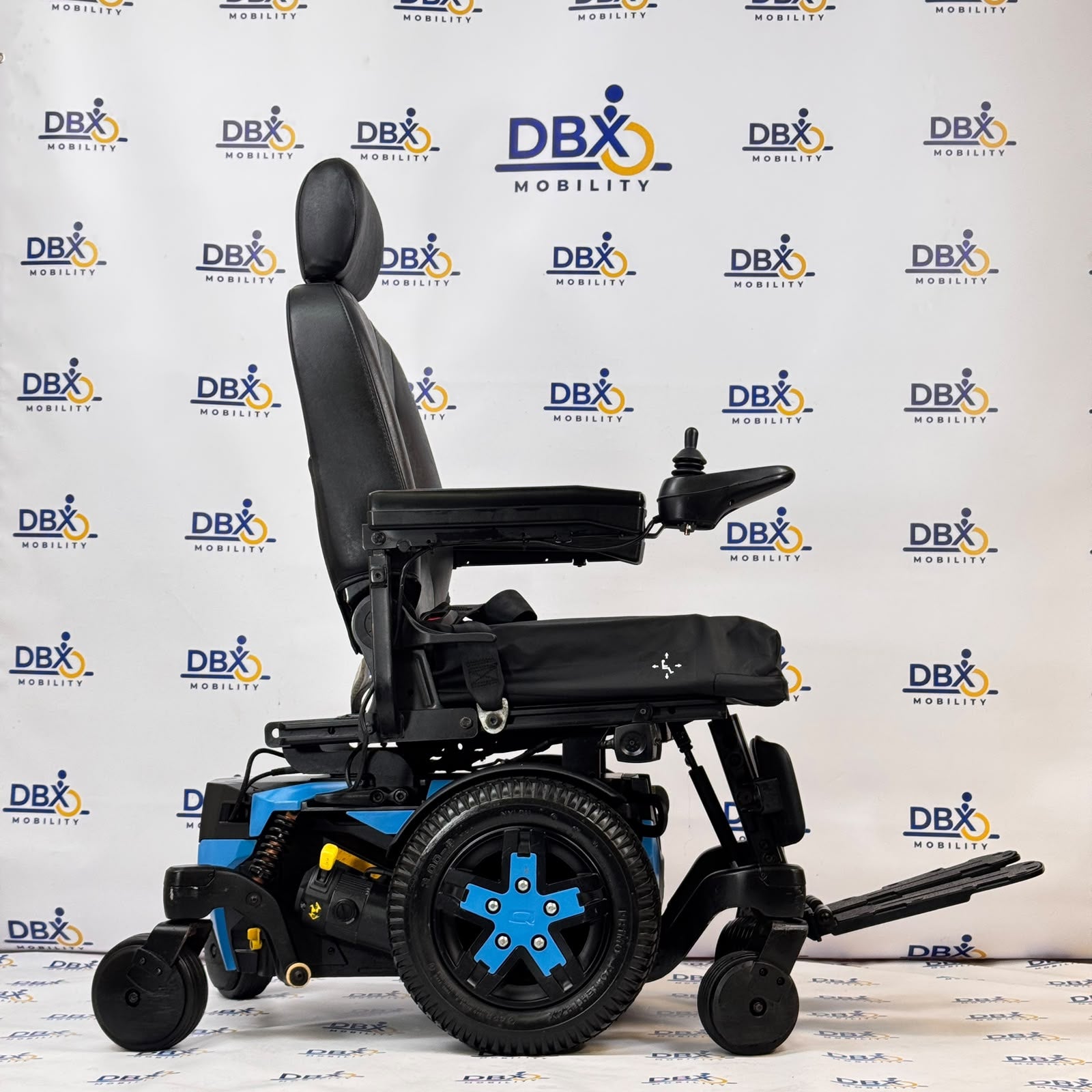 Quantum Edge 3 Stretto Power Chair | Refurbished, Narrow Mid-Wheel Drive, ROHO Cushion